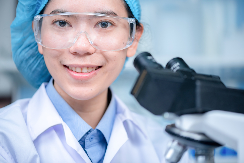 在实验室从事医学科学技术研究的卫生保健研究人员